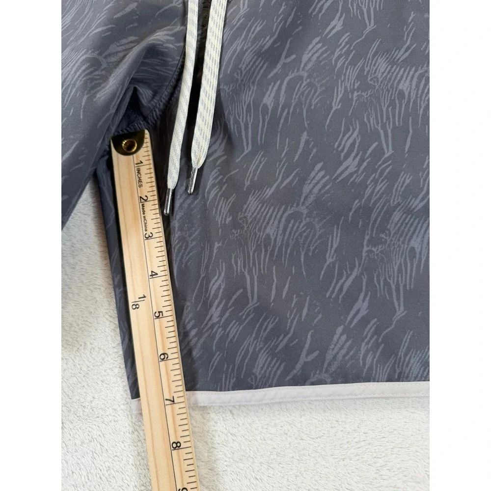Vuori Cruise Boardshorts Mens Charcoal Grey Abstract Print Swim Trunks V314